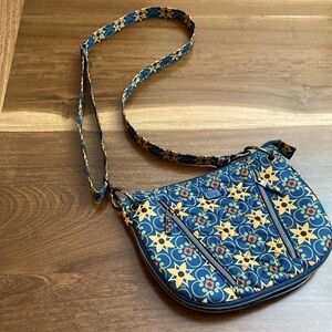 Lug Swivel Crossbody with 30” adjustable strap. Nearly new condition.